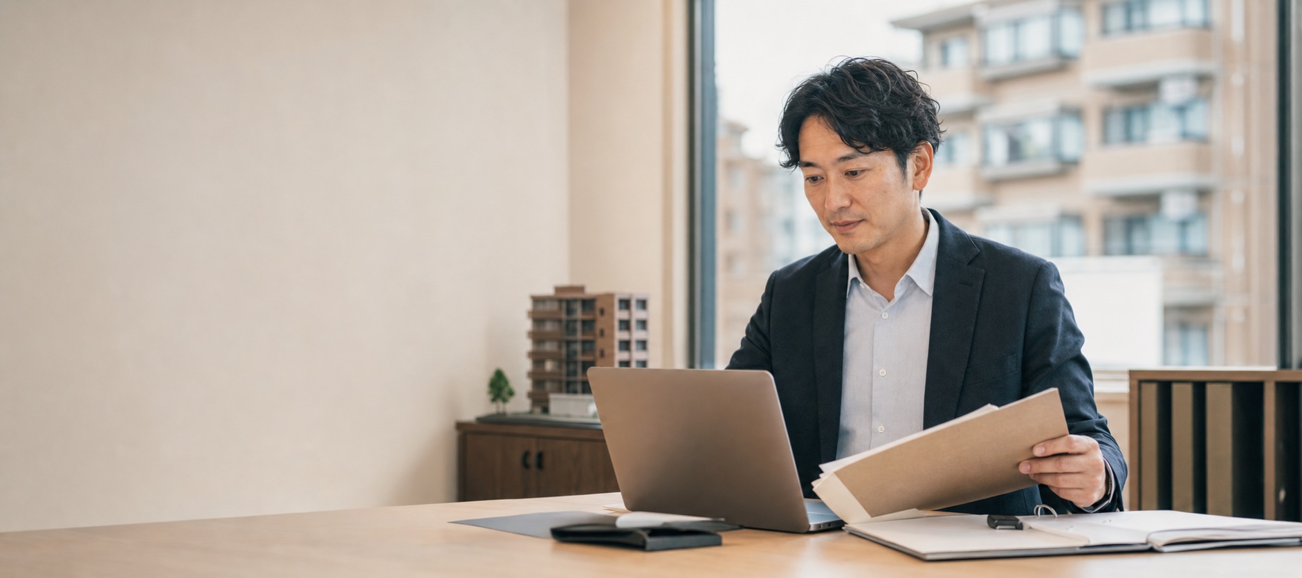 物件資料と入居状況を確認する賃貸管理会社の担当者